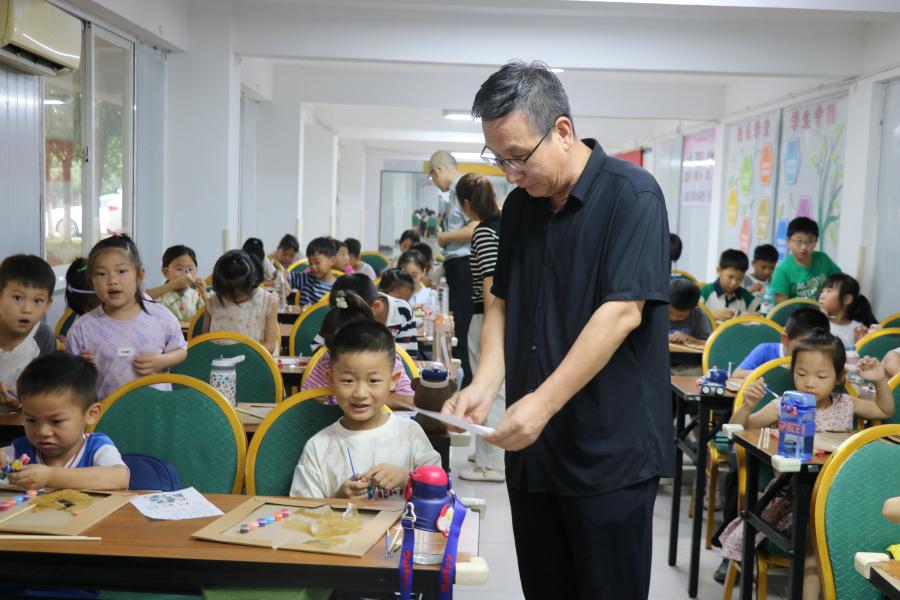 1753851447299509F8AE.jpg 童心傳承非遺 黨員助力皮影藝術(shù) - 5.jpg